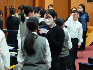 尚志館高校生と事業所の方々がアイスブレイクをしている様子