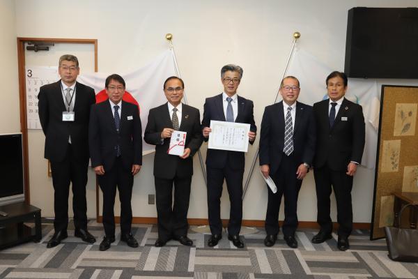 渡辺パイプ感謝状贈呈の画像