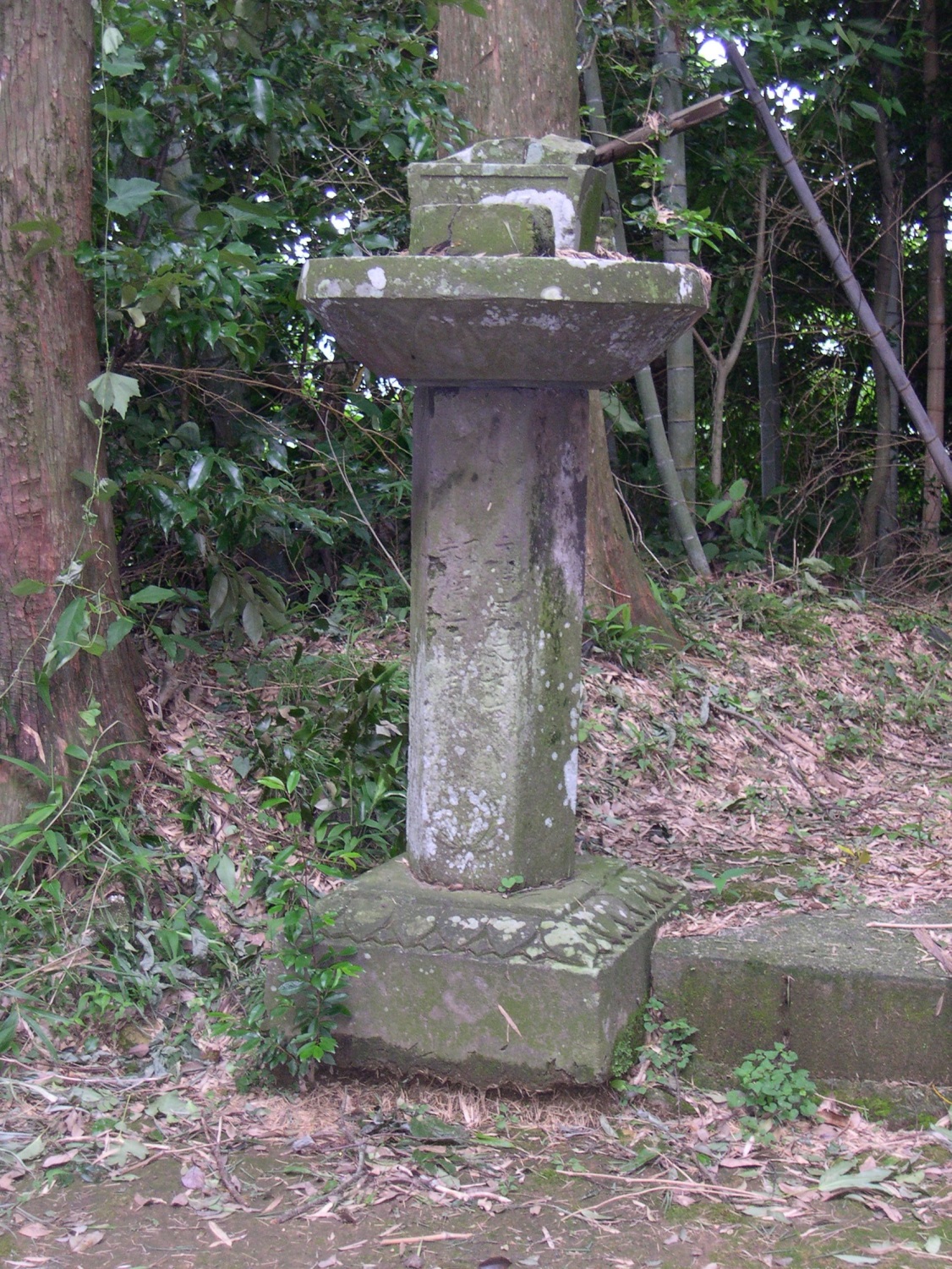 有明霧島神社の石塔