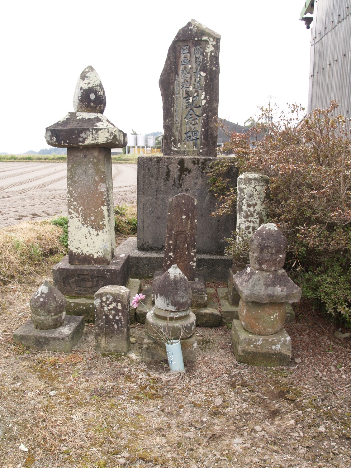 蓬原中野の笠塔婆と無縫塔