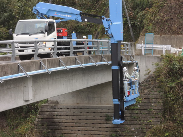 橋の上から橋梁点検車による橋りょう点検の画像です