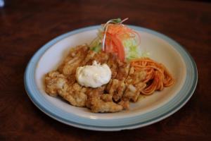 プチ・レストラン吉亭の看板メニューチキン南蛮の写真