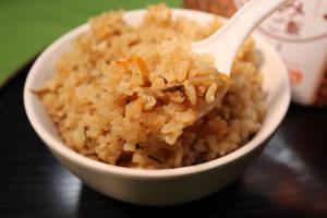 志布志 安全ご飯炊き込みご飯をスプーンで掬っている画像