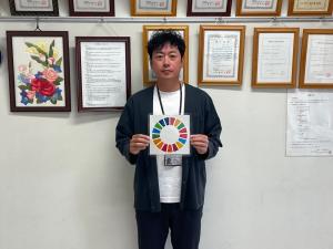 SDGsロゴと徳重さんの画像