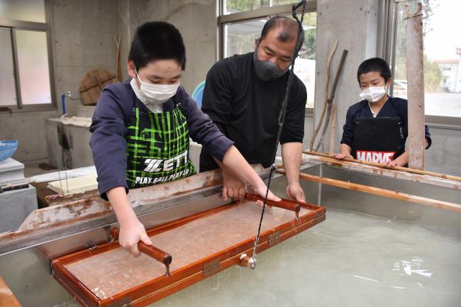 伊崎田和紙製作の様子