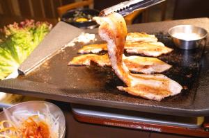 サムギョプサルを焼いている様子