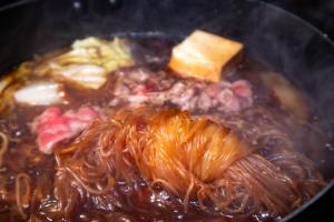 糸こんの調理例としてすき焼きの写真