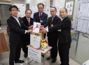 教育長室での贈呈式