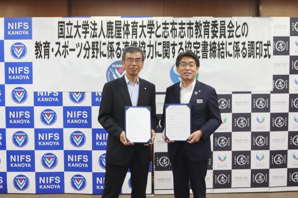 金久学長（左）と福田教育長（右）